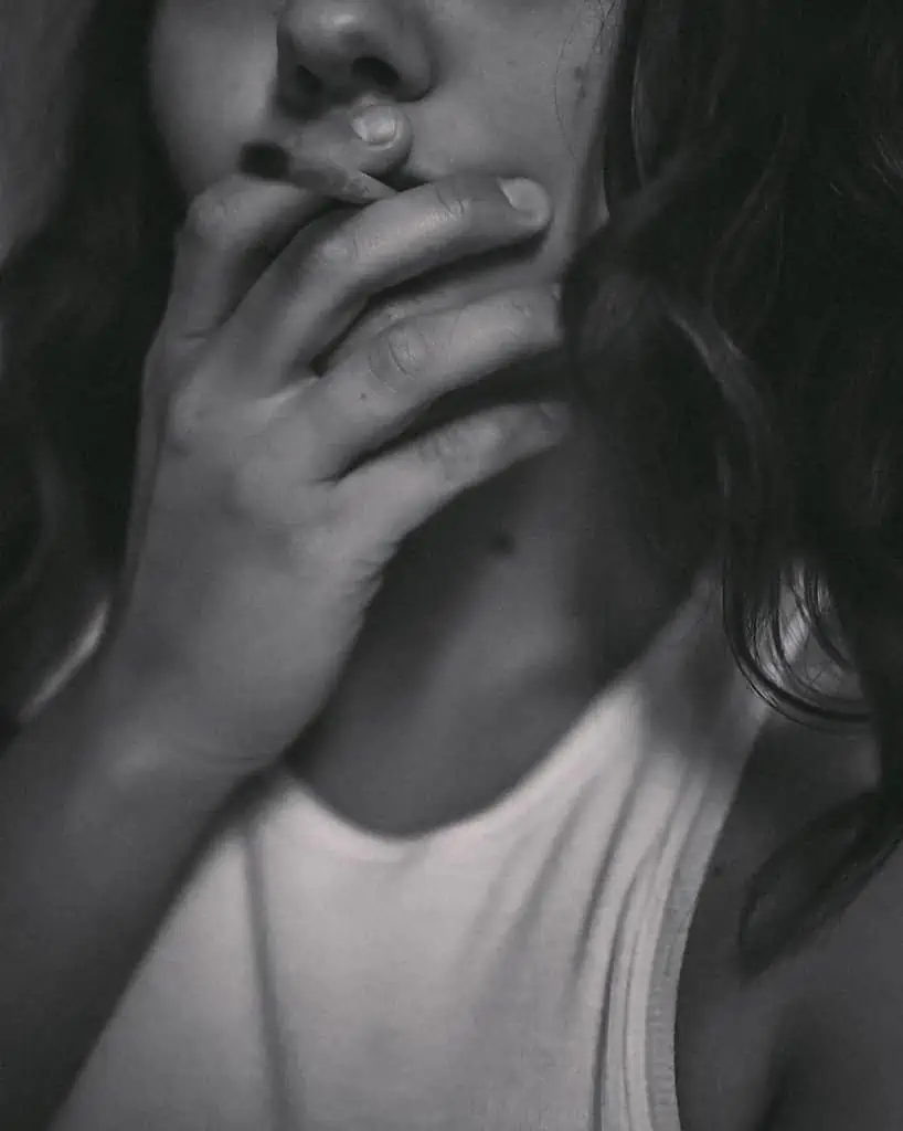 jeune femme française fume un joint